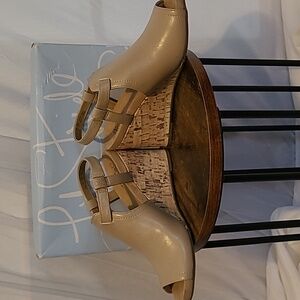 Life Stride Wedge Heel Shoe size 7.5 wide beige